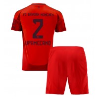 Maglie da calcio Bayern Munich Dayot Upamecano #2 Prima Maglia Bambino 2024-25 Manica Corta (+ Pantaloni corti)